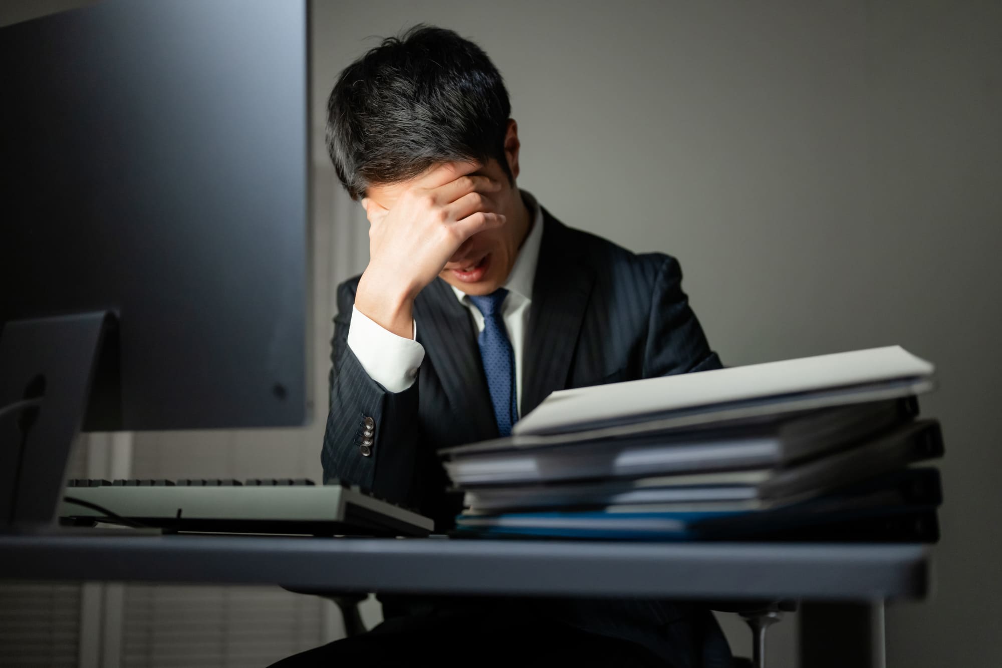 経理のワークライフバランスが崩れやすい3つの構造的要因