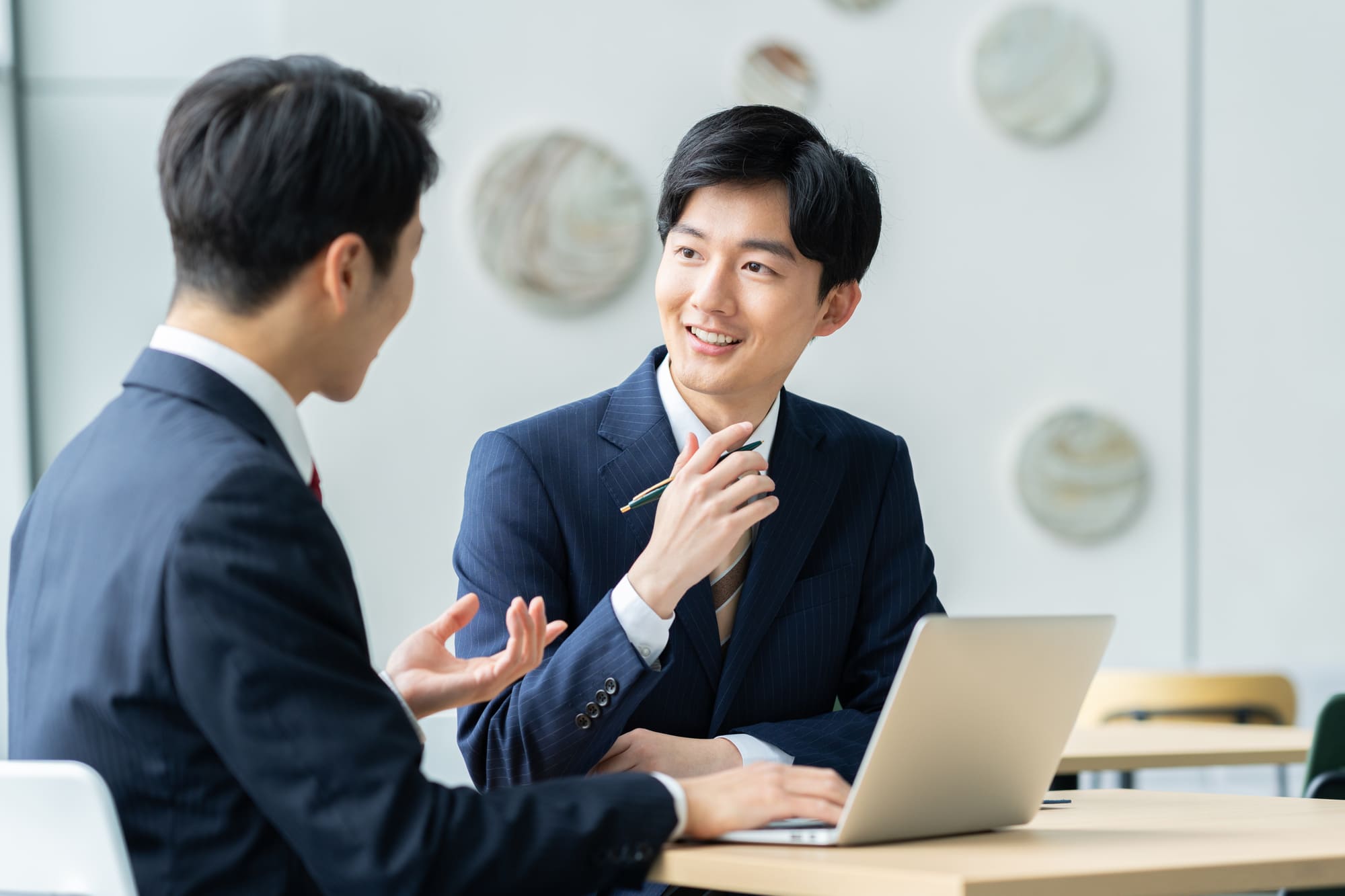 大手上場企業の経理に転職するには？業務内容や年収、中小・スタートアップ企業との違いも解説！