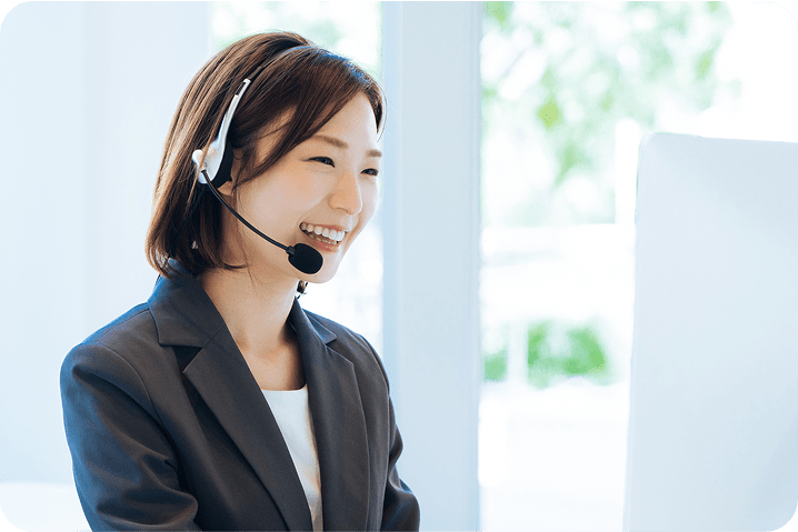 ヘッドセットをつけた女性オペレーターが笑顔で話している様子