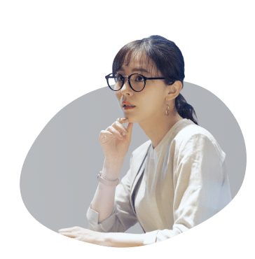 顎に手を当てて考え込む眼鏡をかけた女性